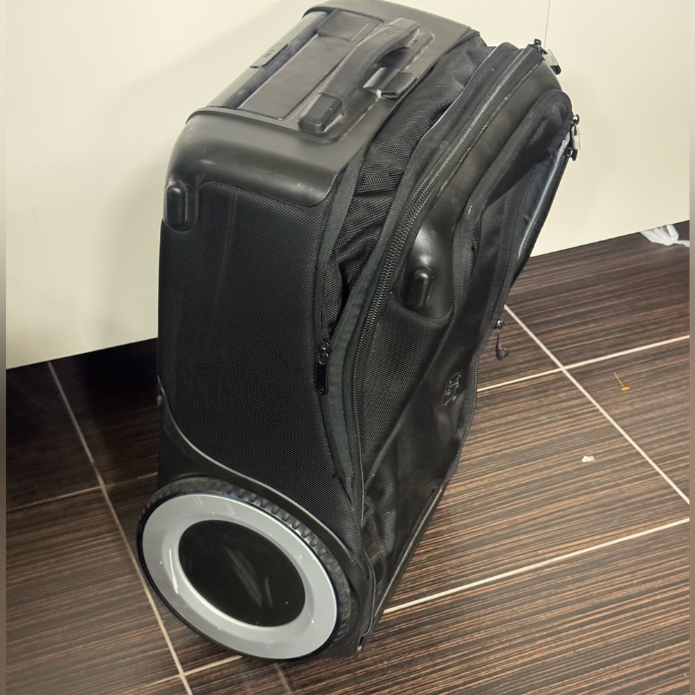 G-RO Black Wheeled Carry on Travel Suitcase Luggage with Silver Wheel Accent